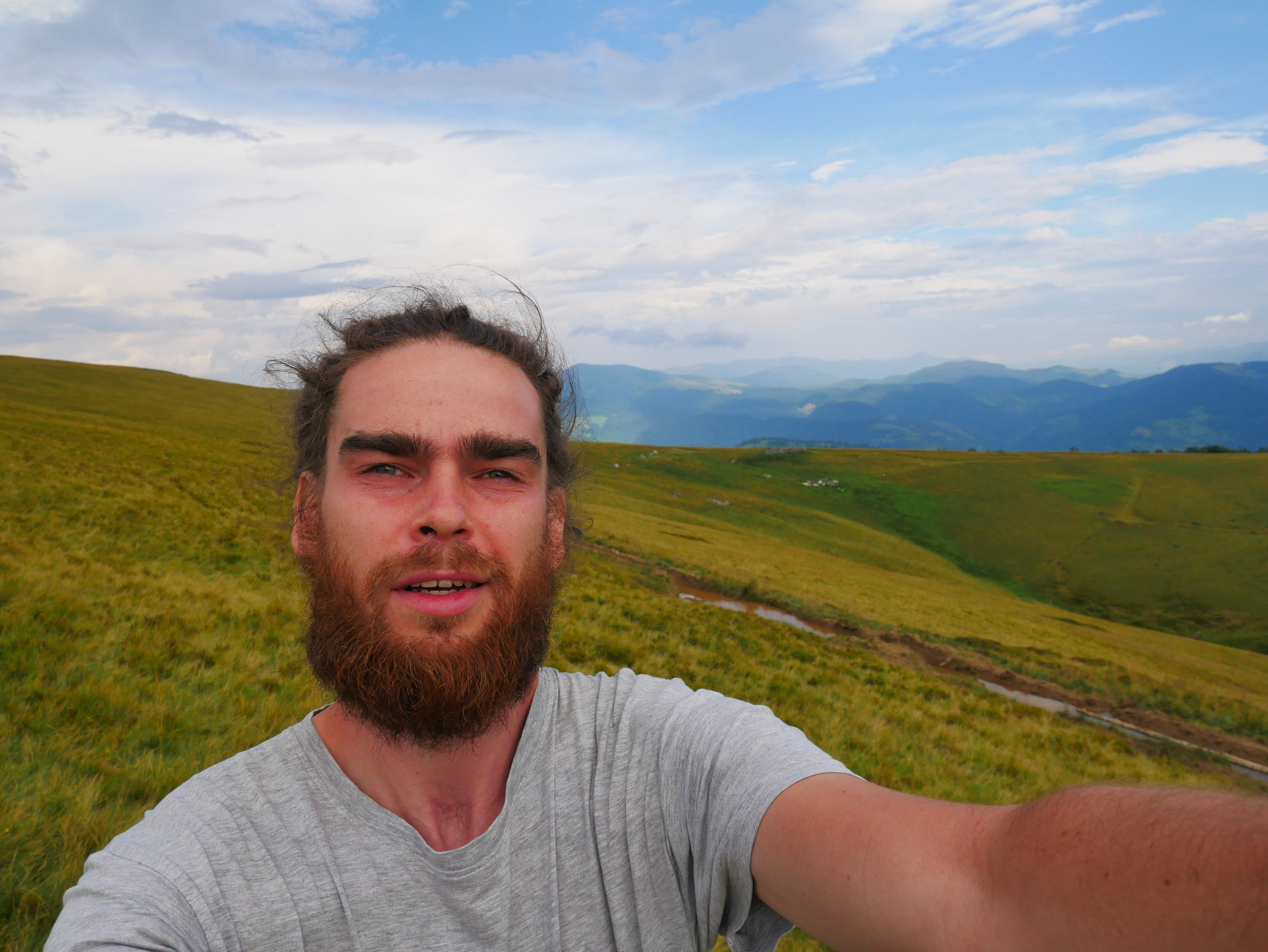 Selfie casual em paisagem de montanha