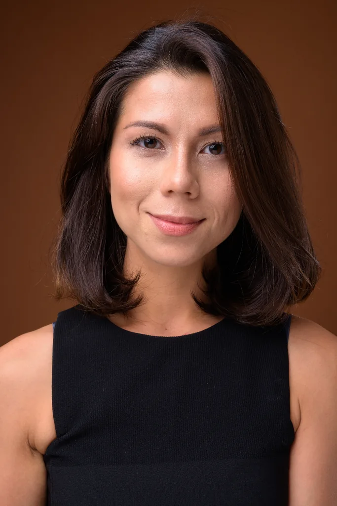 Foto profissional de mulher com cabelo médio, fundo marrom