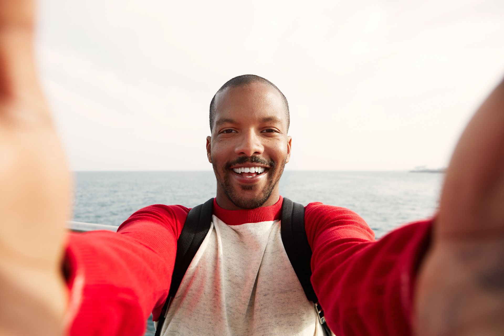 Selfie casual em frente ao mar